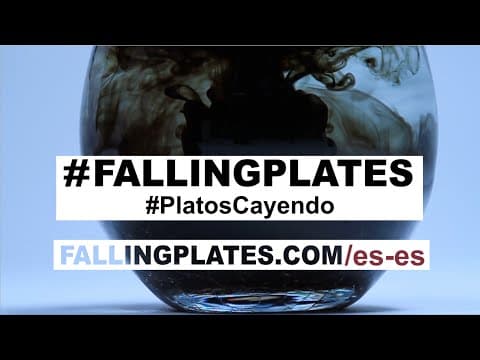 Platos cayendo